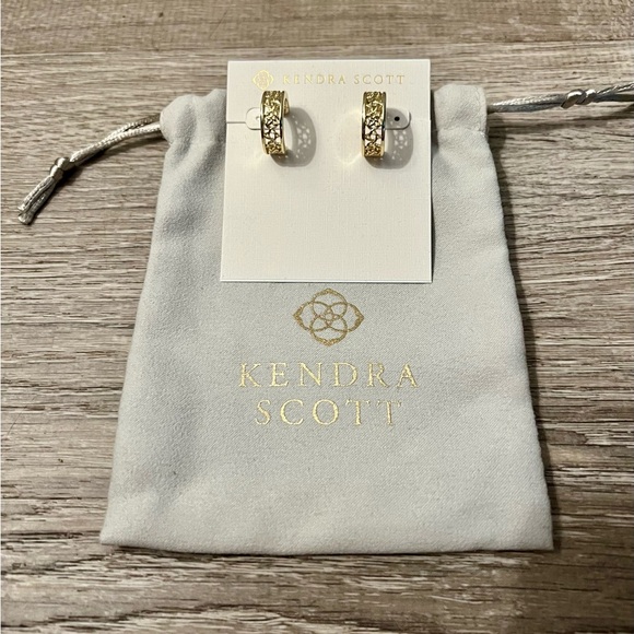 Kendra Scott Kelly Huggie Earrings in Gold - Picture 4 of 7